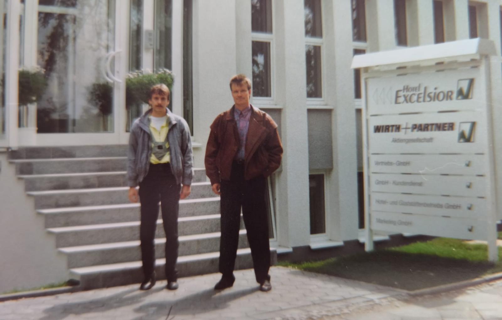 W&P Gründer vor dem Firmensitz Wirth + Partner — Seit 1989 an Ihrer Seite