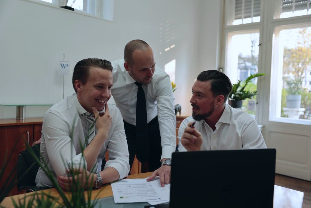 W&P Berater bei der Analyse am Wirtschaftsplan